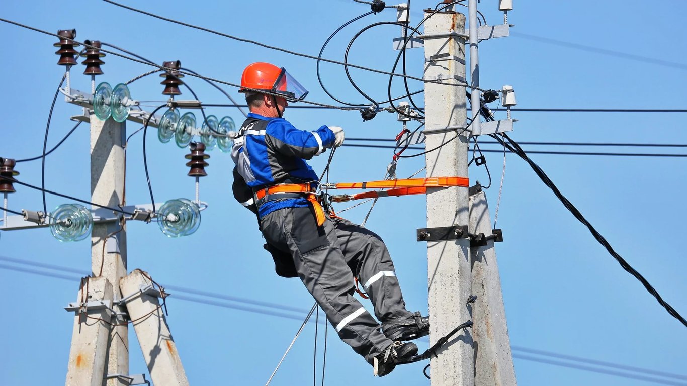 Одеські електрики в підвищеній готовності: погіршення погоди може обірвати електромережі