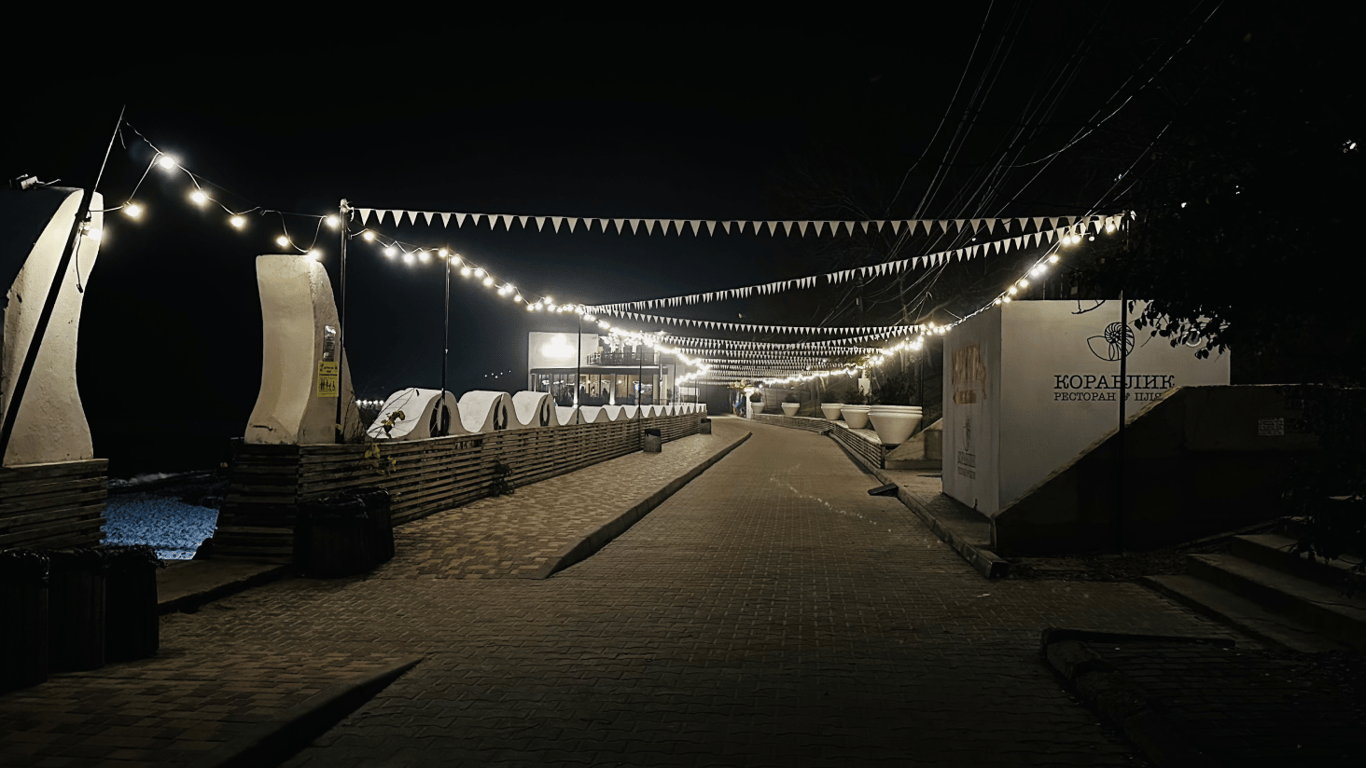 Погодинні відключення світла в Одесі — графіки на завтра