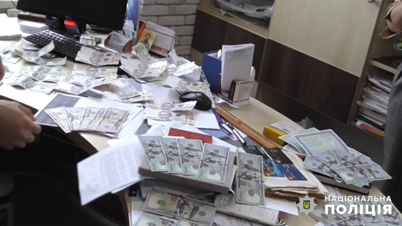 Відстрочка від армії за хабар — на Одещині викрили посадовицю центру психічного здоров’я - фото 1
