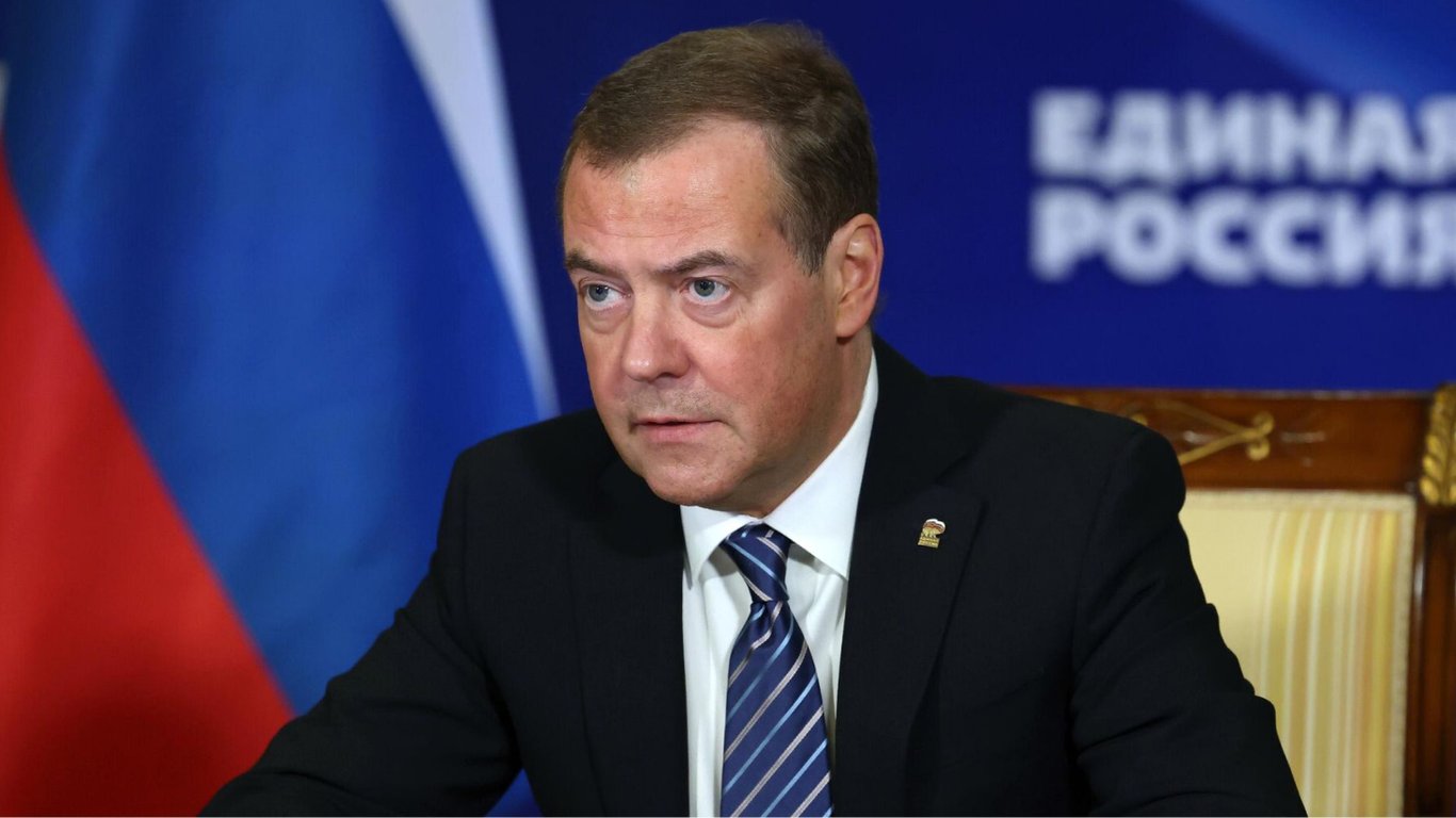 У Медведева "сорвало крышу" от петиции о создании ордена Бандеры в Украине