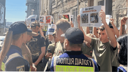 У центрі Харкова люди протестували проти проведення  "ХарківПрайду" - 285x160