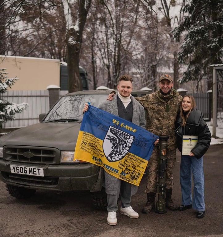 Семья Куровских вместе с военным и флагом Украины. Фото: Instagram БФ Куровских