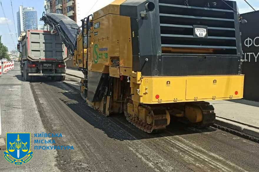 Чиновники Киевавтодора разворовали 300 тысяч гривен на ремонте дорог