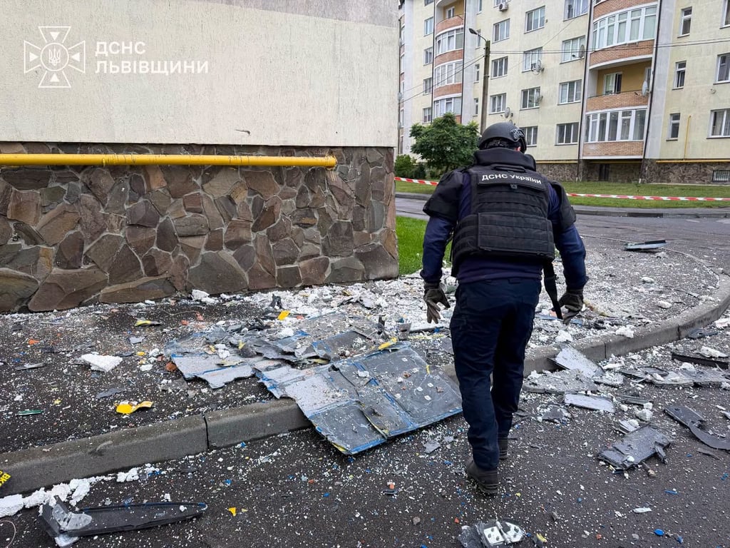 Атака РФ на Львівщину: ДСНС обстежила місця влучань - фото 2