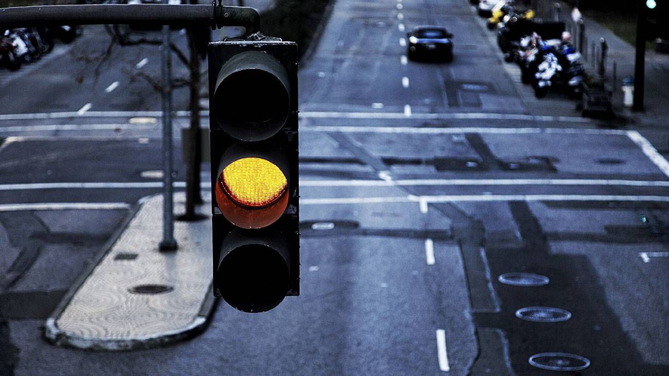 ПДД: когда можно проехать на желтый сигнал светофора