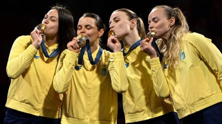 Гімн України прозвучав на Олімпіаді-2024 у Парижі — українські шаблістки отримали золоті медалі - 290x166