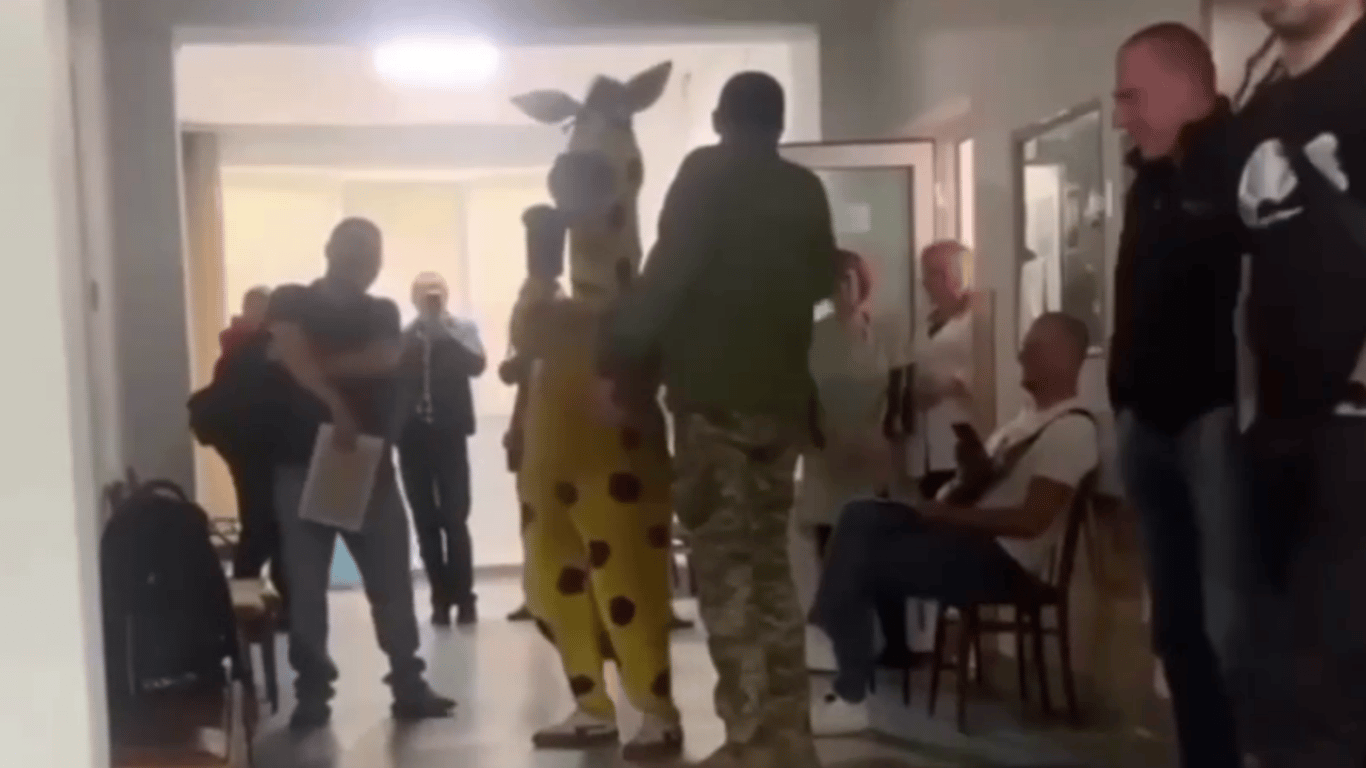 На Львівщині чоловік прийшов до будівлі ТЦК у костюмі жирафа