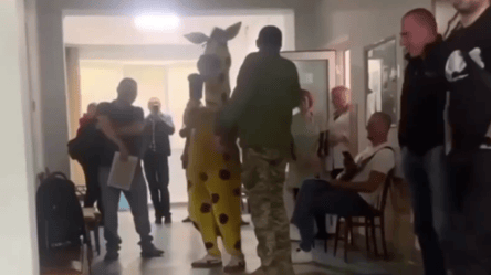 На Львівщині чоловік прийшов до будівлі ТЦК у костюмі жирафа - 285x160