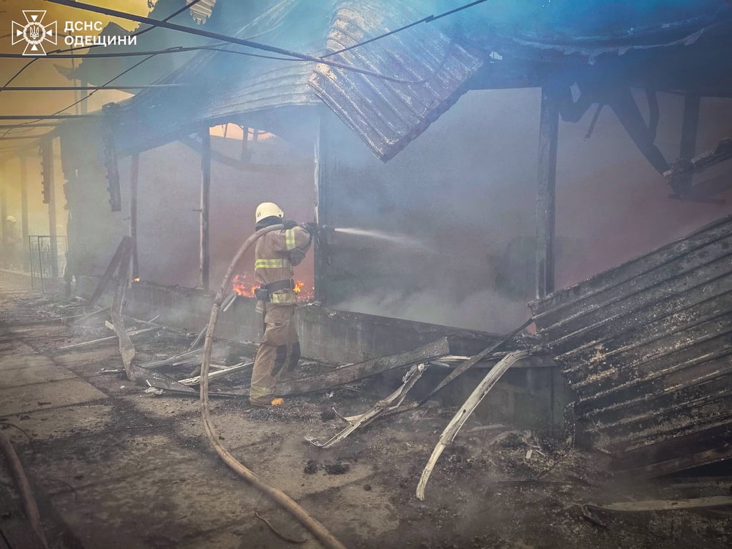 Рятквальник заливає вогонь водою