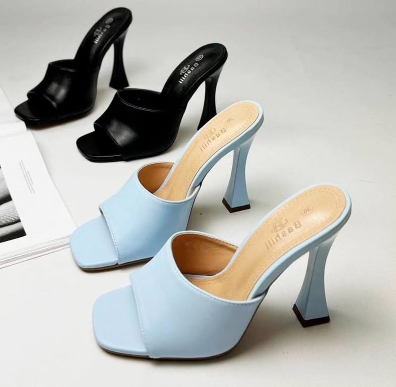 Босоніжки на стійких підборах