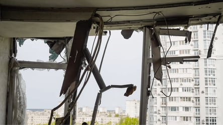 Перед атакой РФ на Киев неизвестный вылез на здание и мигал фонарем - 285x160