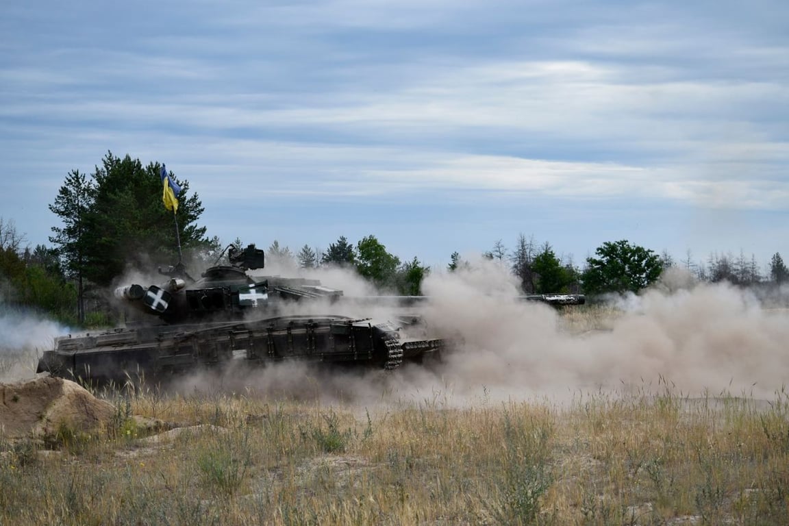 Зеленський в роковини Другої світової показав фото бійців, які повторюють подвиг попередніх героїв - фото 4