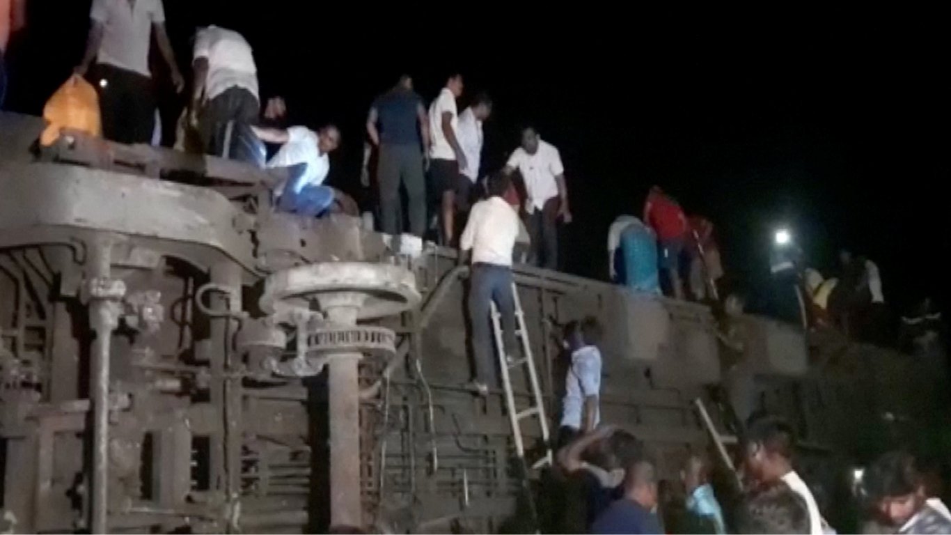 В Индии перевернулся поезд, по меньшей мере 30 погибших