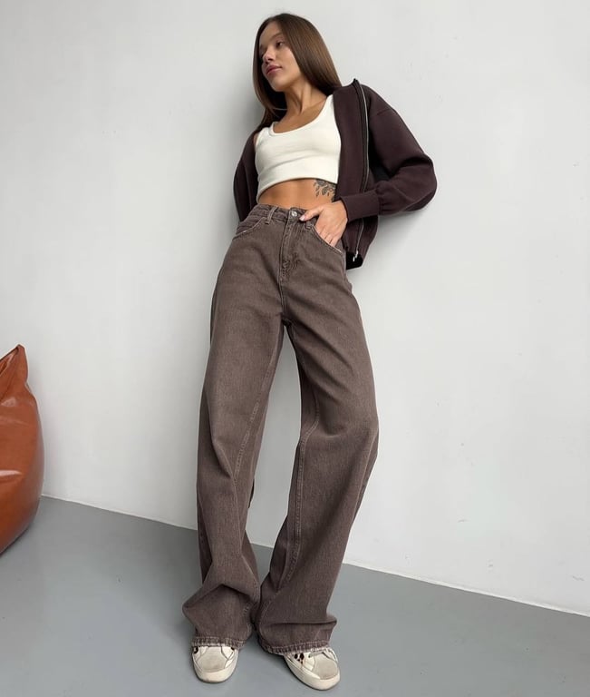 High-waisted jeans do not lose their relevance