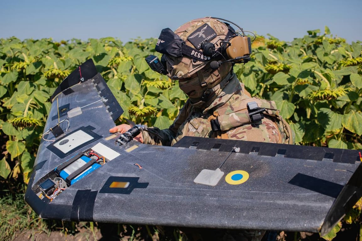 прикордонник запускає безпілотник