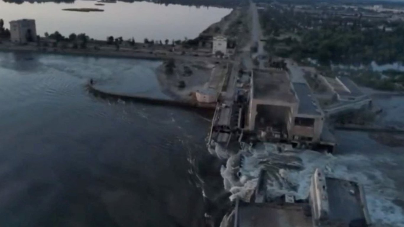 Компания Maxar обнародовала новые снимки со спутника разрушенной Каховской ГЭС