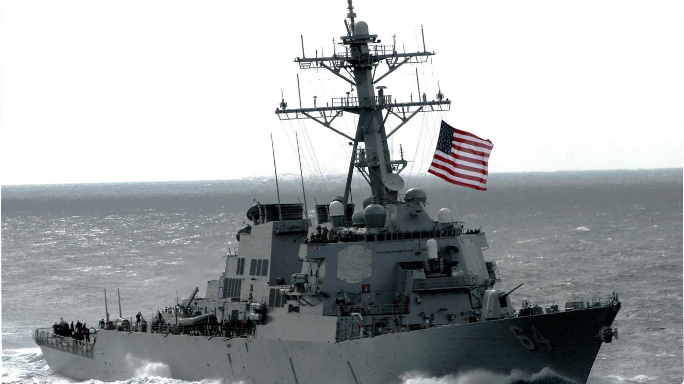 У Червоному морі атакували військовий корабель США та кілька суден