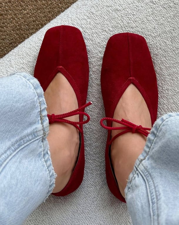 Червоні балетки матимуть ефектний вигляд завжди