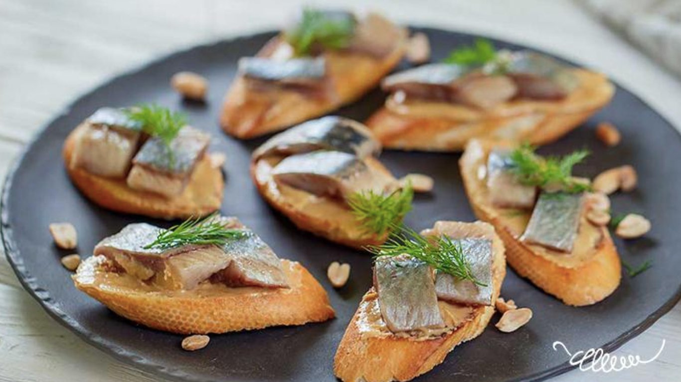 бутерброди з оселедцем та арахісовою пастою