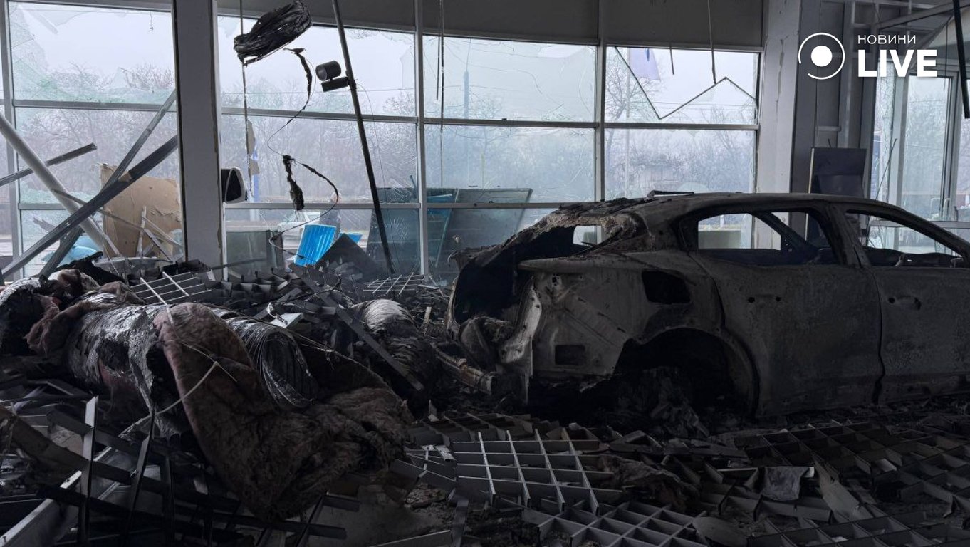 Наслідки удару по автосалону в Одесі