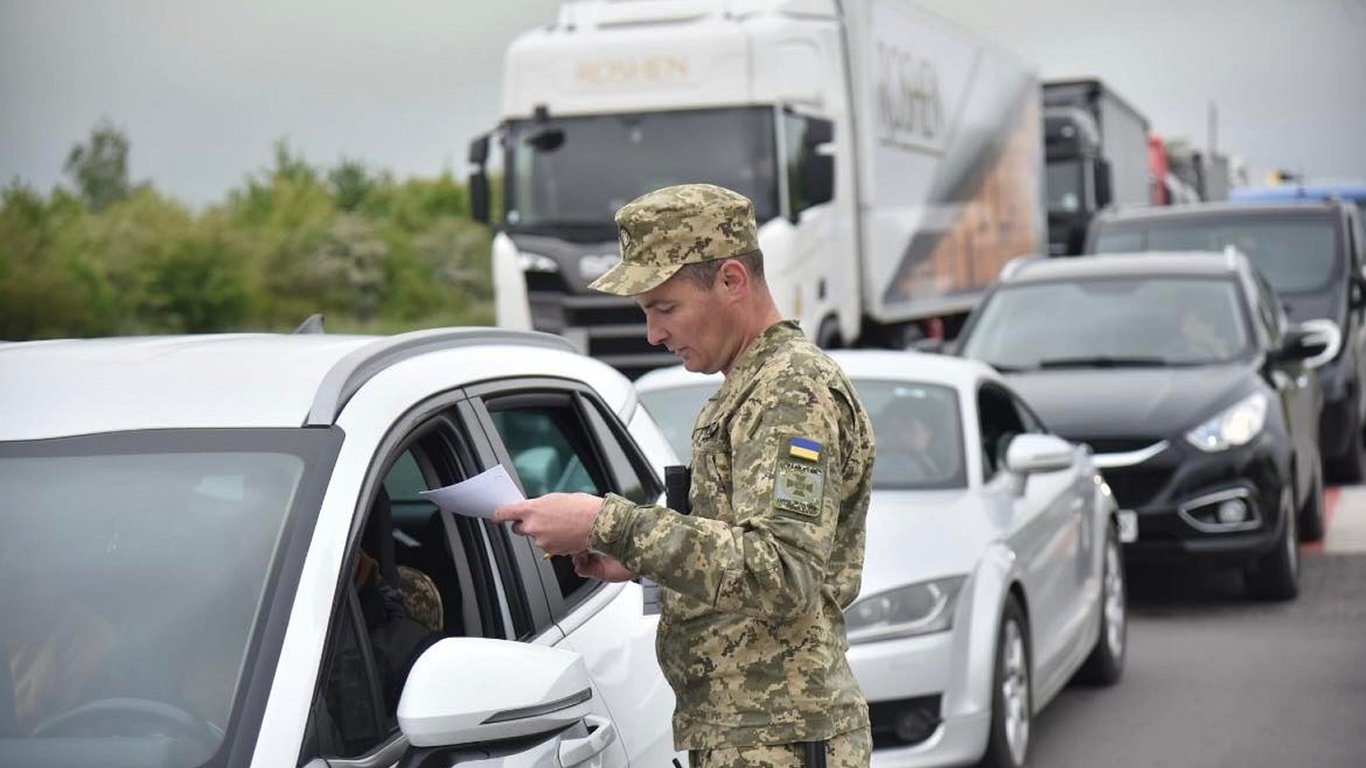 На кордоні з Польщею та Угорщиною затори: яких КПП уникати