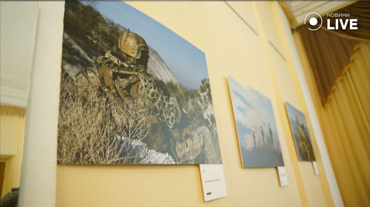 Кадры из жизни героев — в Киеве открылась выставка ГУР - фото 6