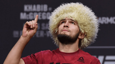 Российский чемпион UFC устроил скандал в самолете на пути в США - 285x160