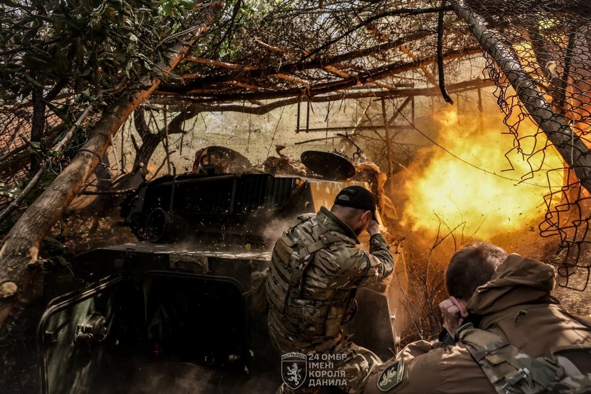 Зеленский опубликовал новые фото с передовой и поблагодарил украинских защитников - фото 3