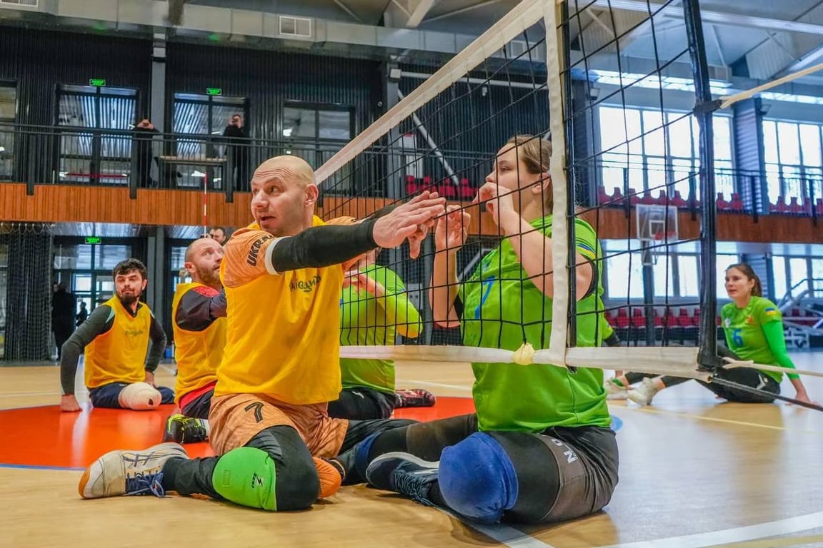 Волейбол сидячи