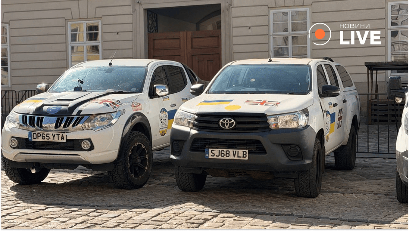 Британські волонтери передали Україні 26 авто для фронту