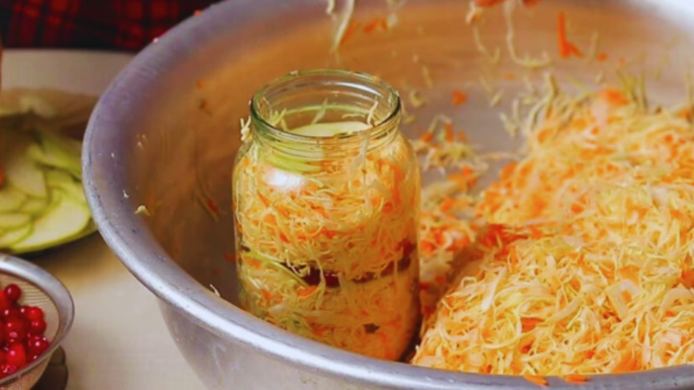 Що робити, якщо квашена капуста стала слизька — прості поради, як її врятувати