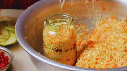 Що робити, якщо квашена капуста стала слизька — є кілька порад - 290x166