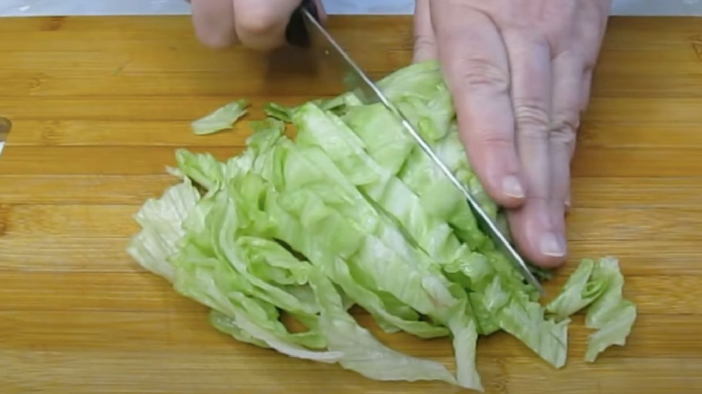 смачний салат з пекінською капустою 