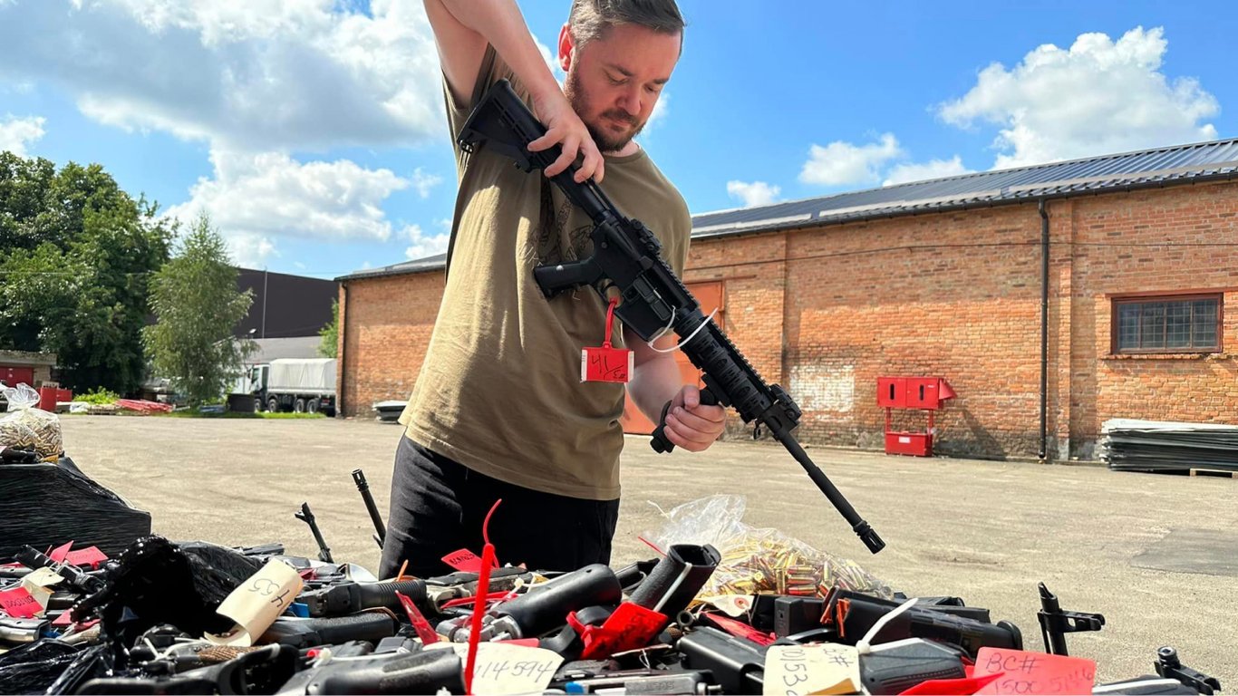Полиция США впервые передала Украине конфискованное стрелковое оружие