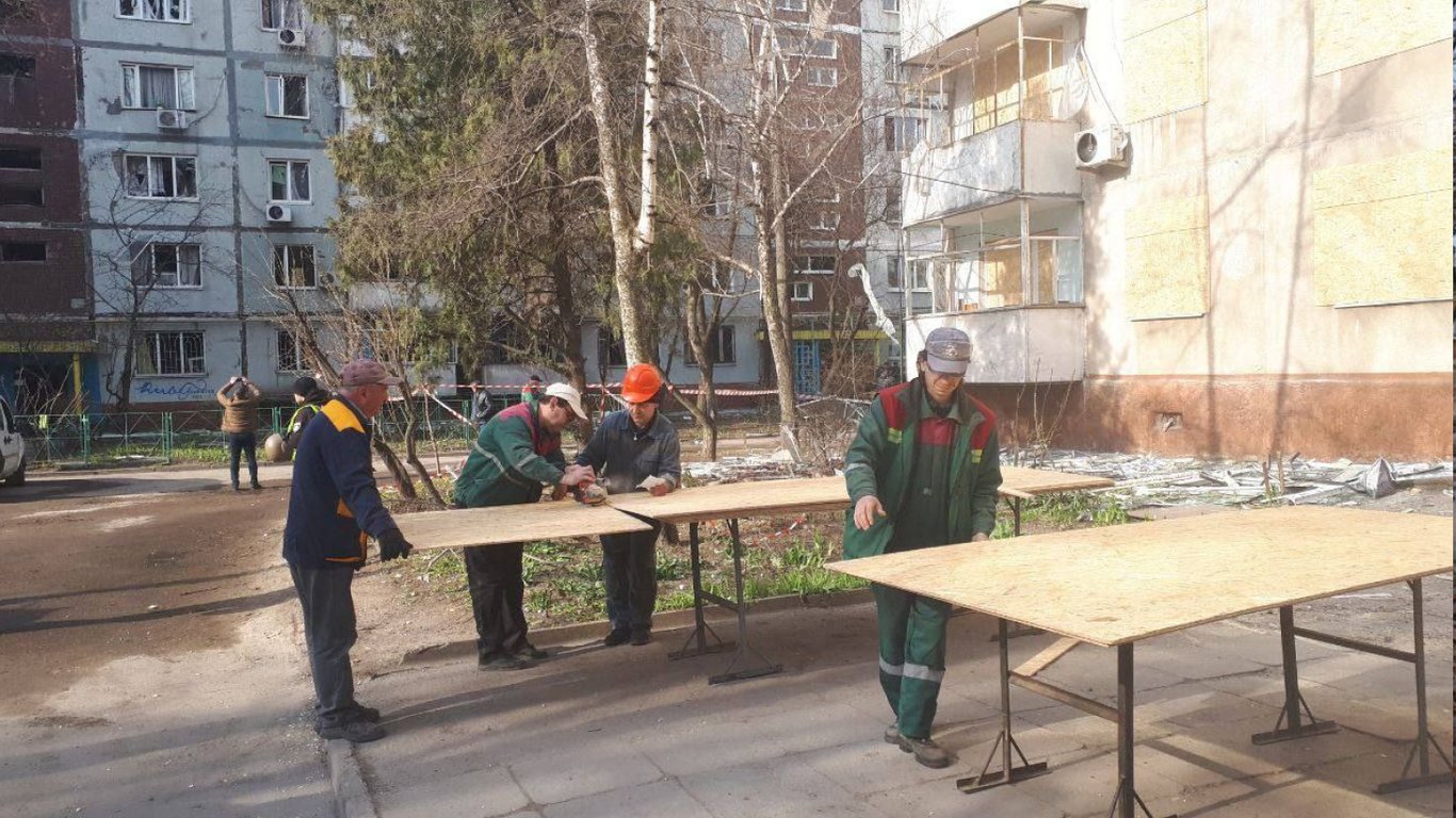 Как запорожские коммунальщики восстанавливают поврежденный российскими ракетами дом