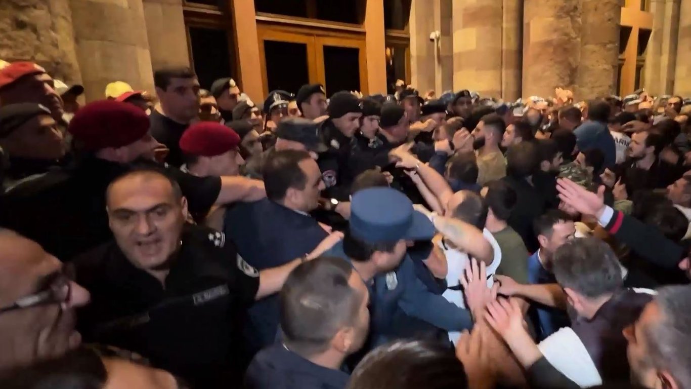 Вірменьскі силовики застосовують проти мітингувальників гранати: є постраждалий