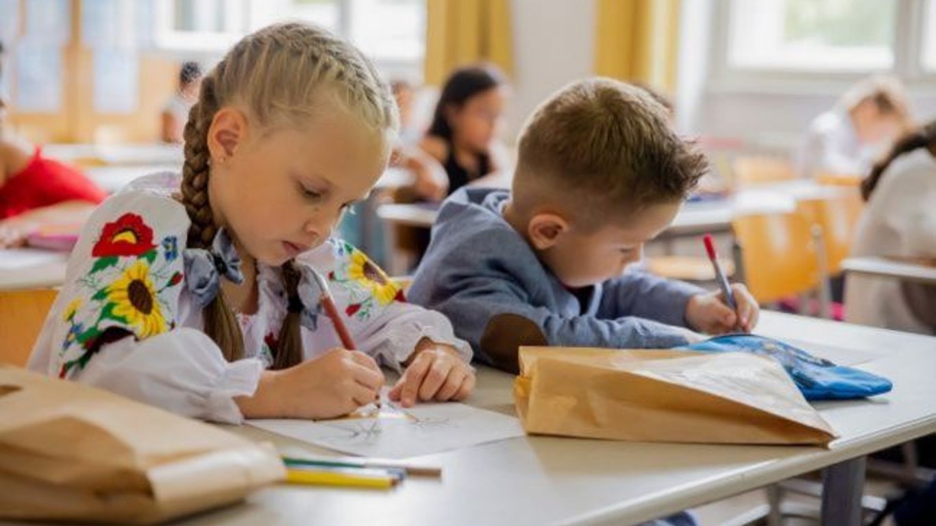 Стоячие парты, уроки без телефонов и расчет картой: каким будет новый учебный год во Львове
