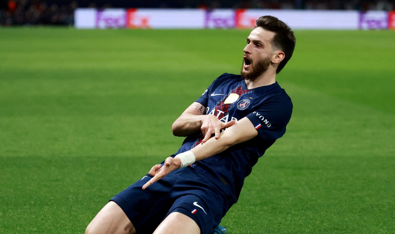 Хвича Кварацхелия празднует гол в ворота "Ливерпуля" 8 апреля 2026 года