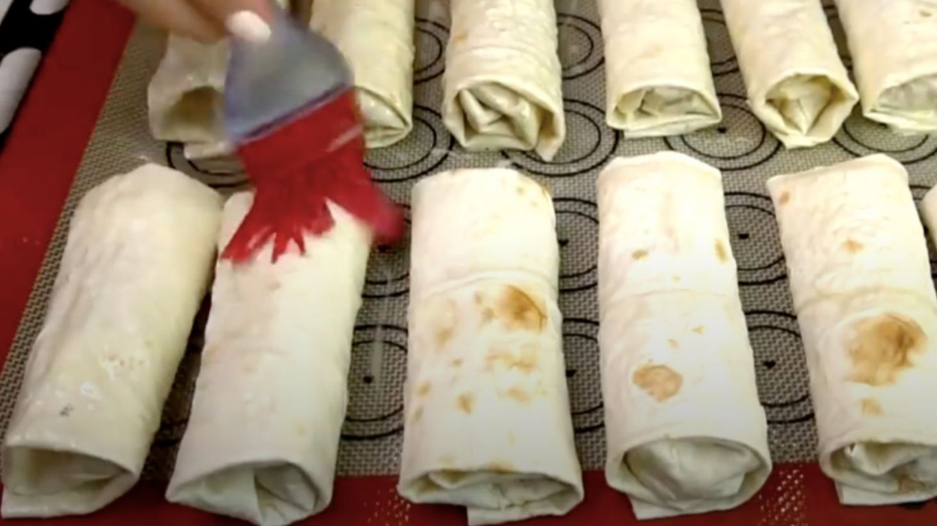 смачні трубочки з лаваша із начинкою на сніданок за 10 хвилин