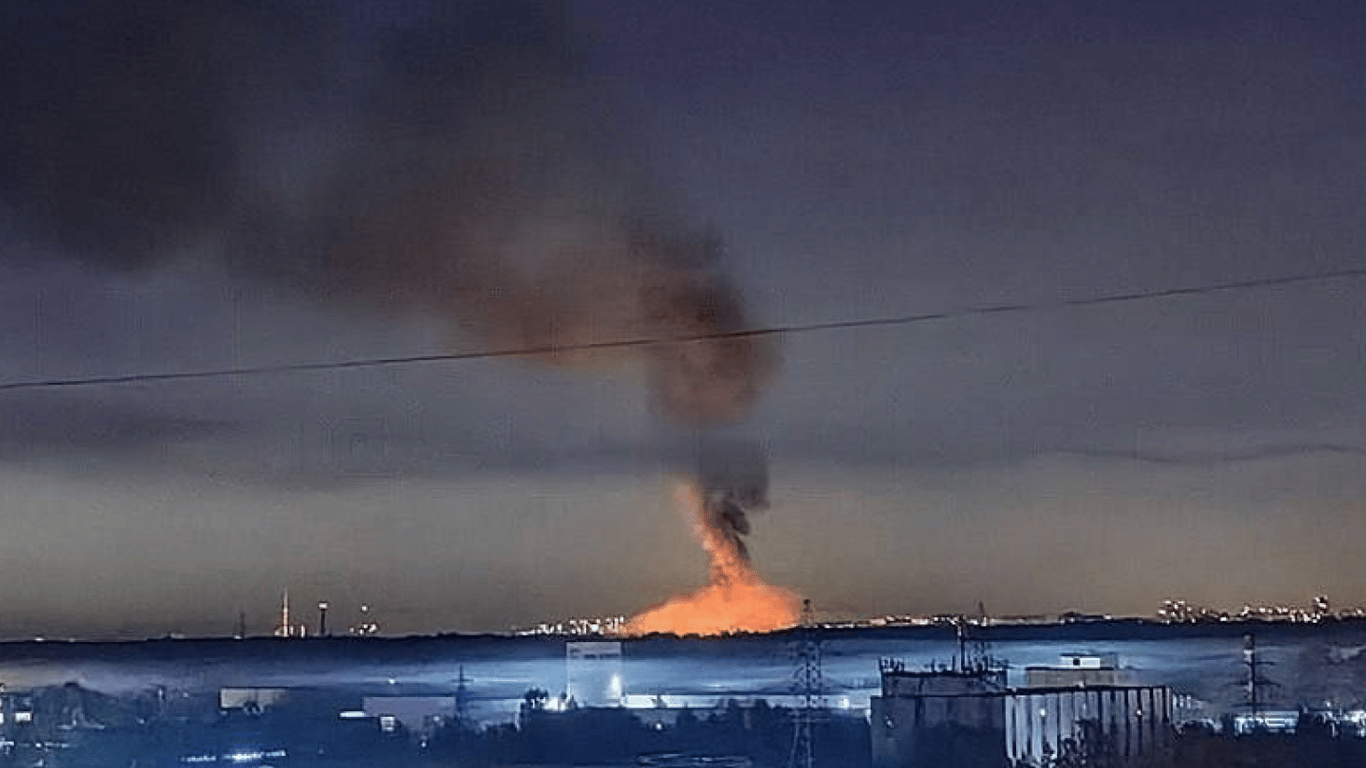У Росії масштабна пожежа: палає біля військового аеродрому