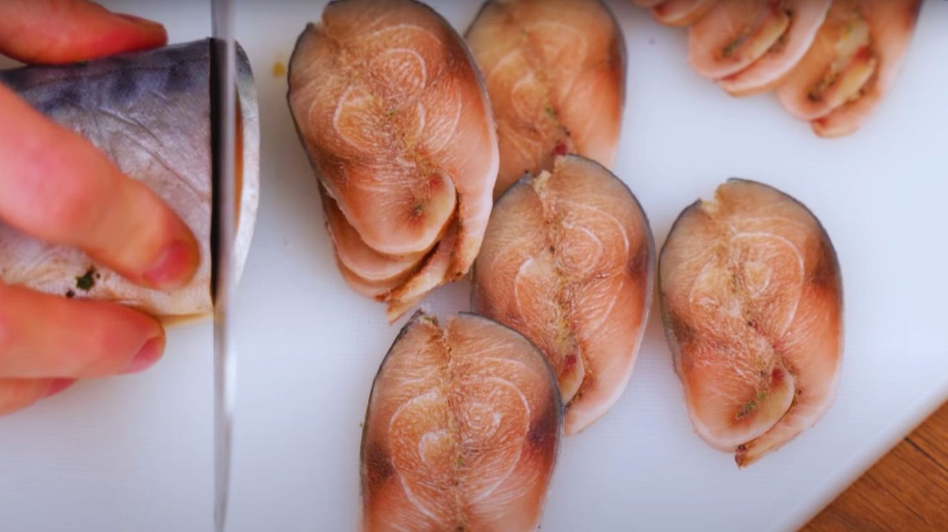 Как вкусно засолить рыбу, она получается похожей на сало — видео рецепт