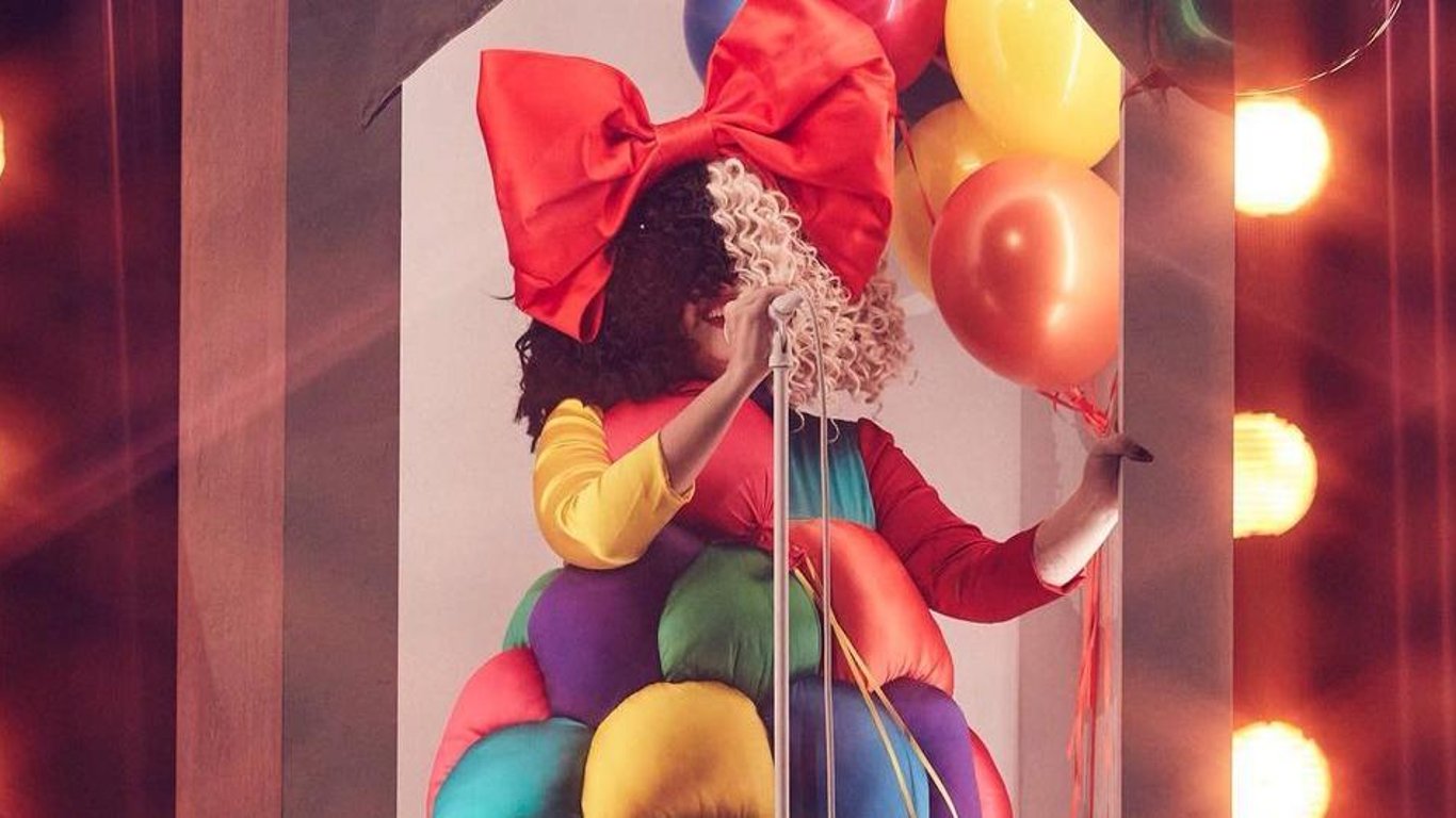 Певица Sia сделала пластику и перестала скрывать лицо