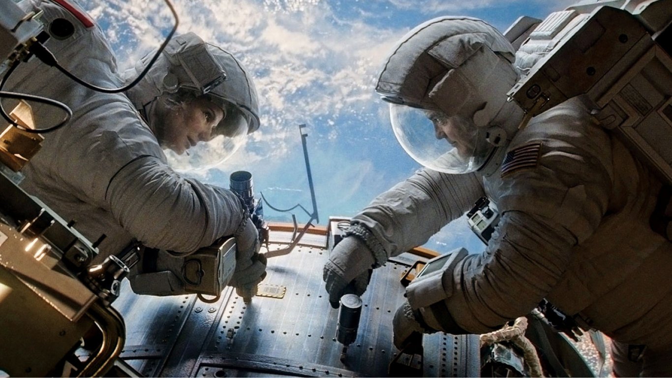 ТОП-8 фільмів про космічні пригоди: від підкорення Місяця до війни з прибульцями