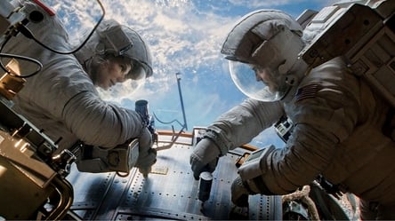 ТОП-8 фильмов о космических приключениях: от покорения Луны до войны с пришельцами - 285x160