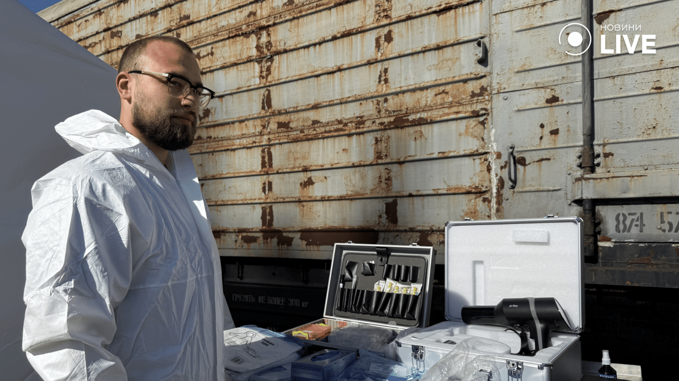 Працівник біля спеціального обладнання 