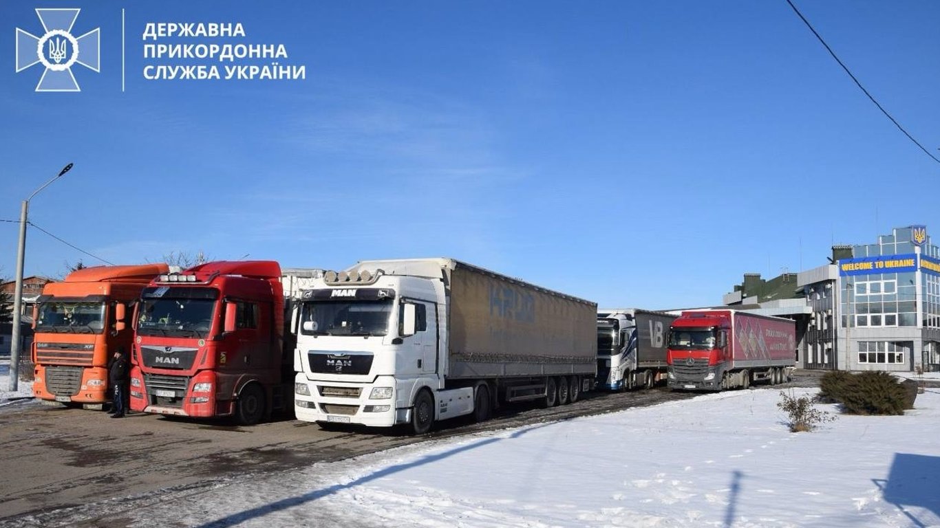 Відновився рух вантажівок через ще один КПП на українсько-румунському кордоні