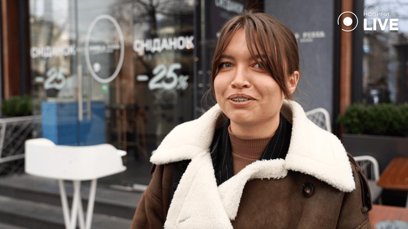 Одеситка Карина цитує вірш