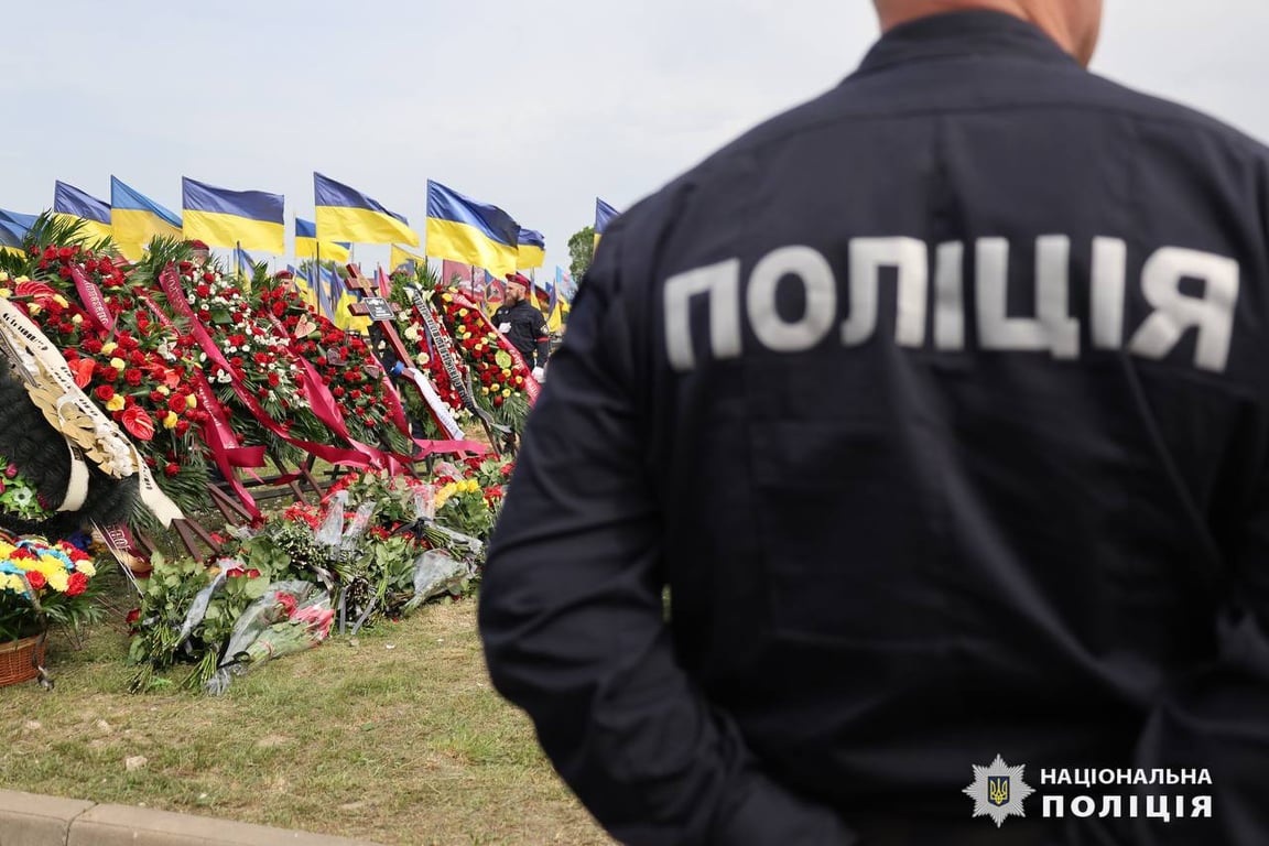 У Харкові попрощалися з поліцейським, який загинув внаслідок атаки по місту - фото 5