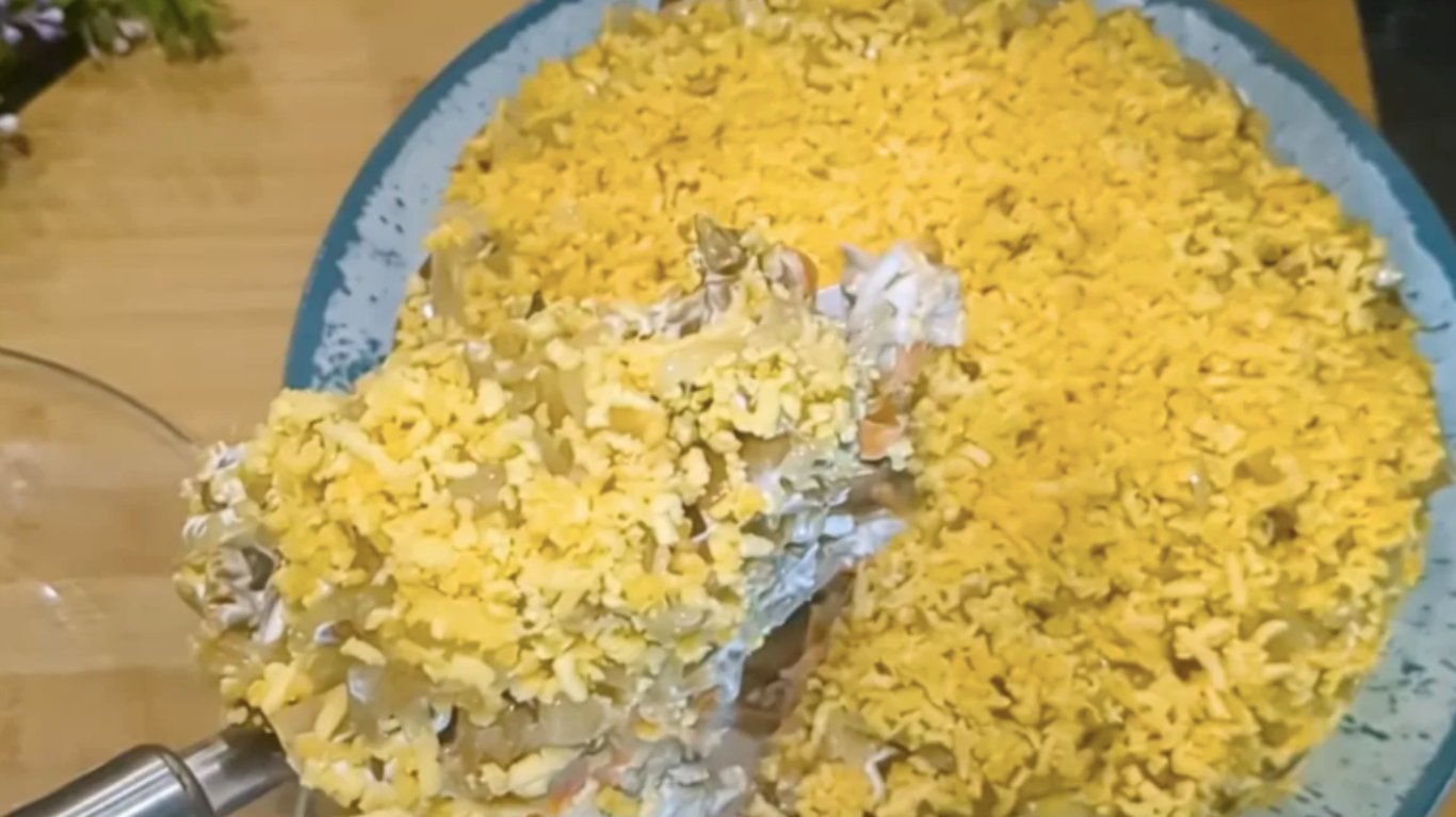 рецепт салату з маринованими грибами