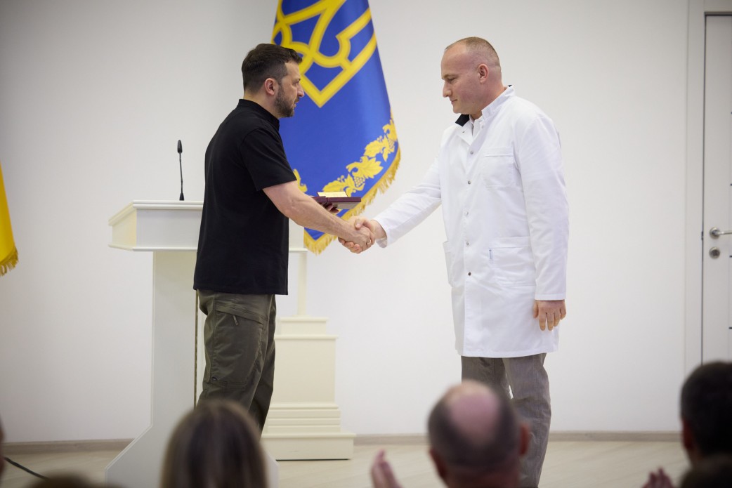 Медичні працівники отримують нагороду від президента